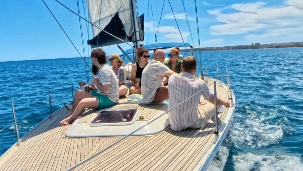 Ga aan boord van een perfecte boot voor een halve dag in de Algarve en beleef een onvergetelijke zeilervaring in Lagos, Portugal.
