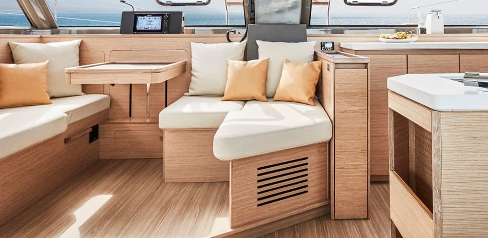 Passeio de catamarã moderno por Barcelona: 2 horas de relaxamento