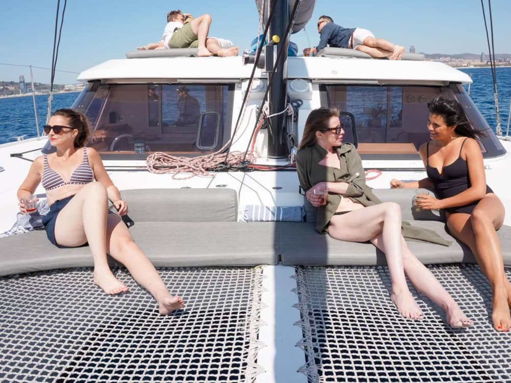 Passeio de catamarã moderno por Barcelona: 2 horas de relaxamento