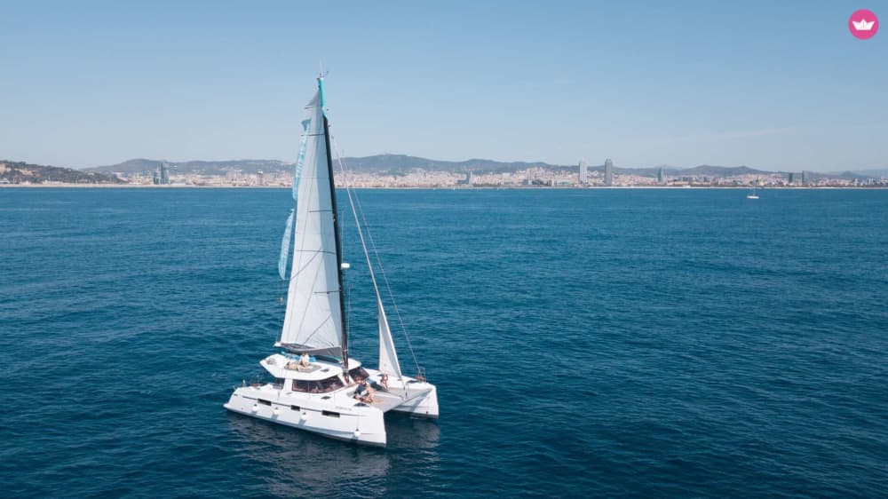 Passeio de catamarã moderno por Barcelona: 2 horas de relaxamento