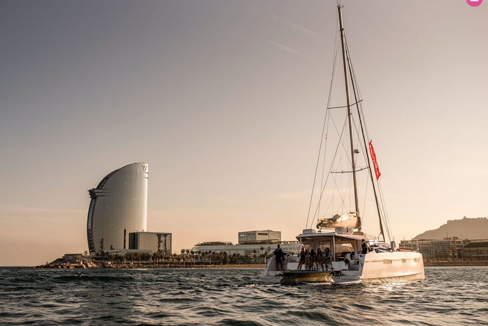 Passeio de catamarã moderno por Barcelona: 2 horas de relaxamento