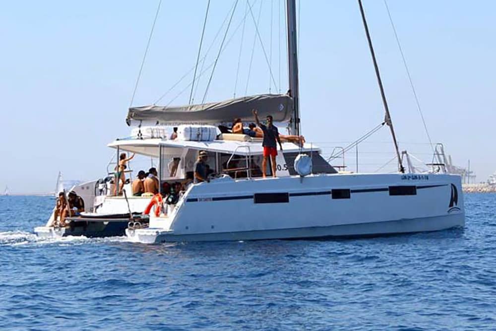 Passeio de catamarã moderno por Barcelona: 2 horas de relaxamento