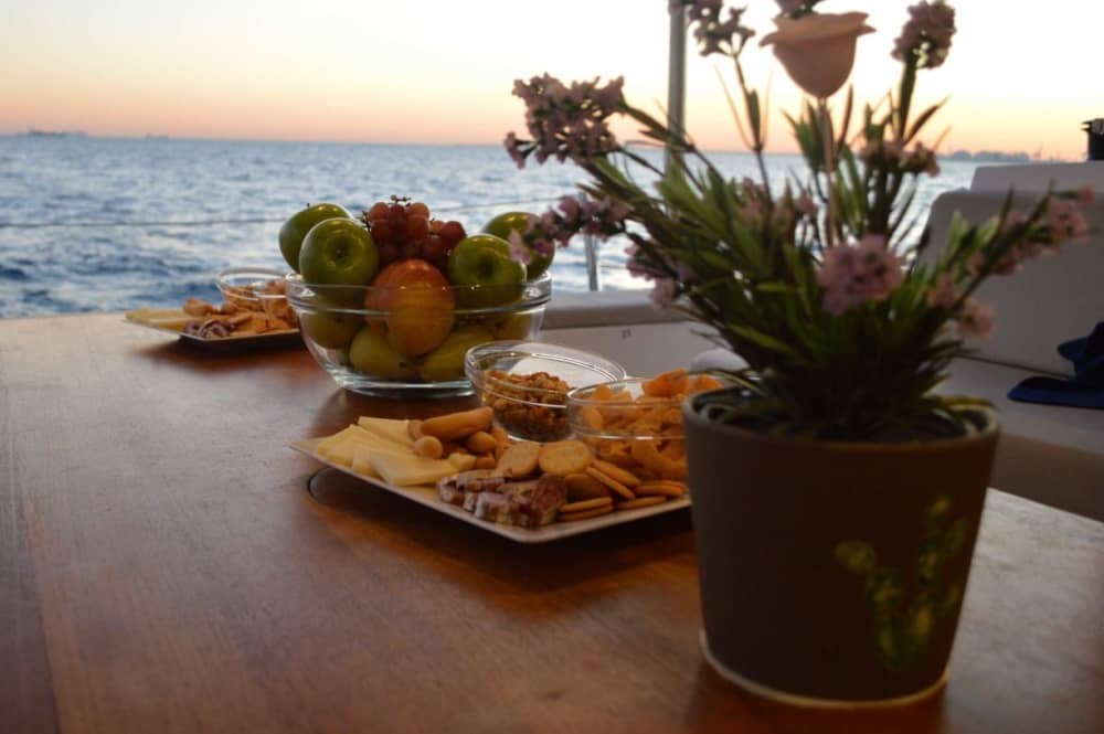 Passeio de catamarã moderno por Barcelona: 2 horas de relaxamento