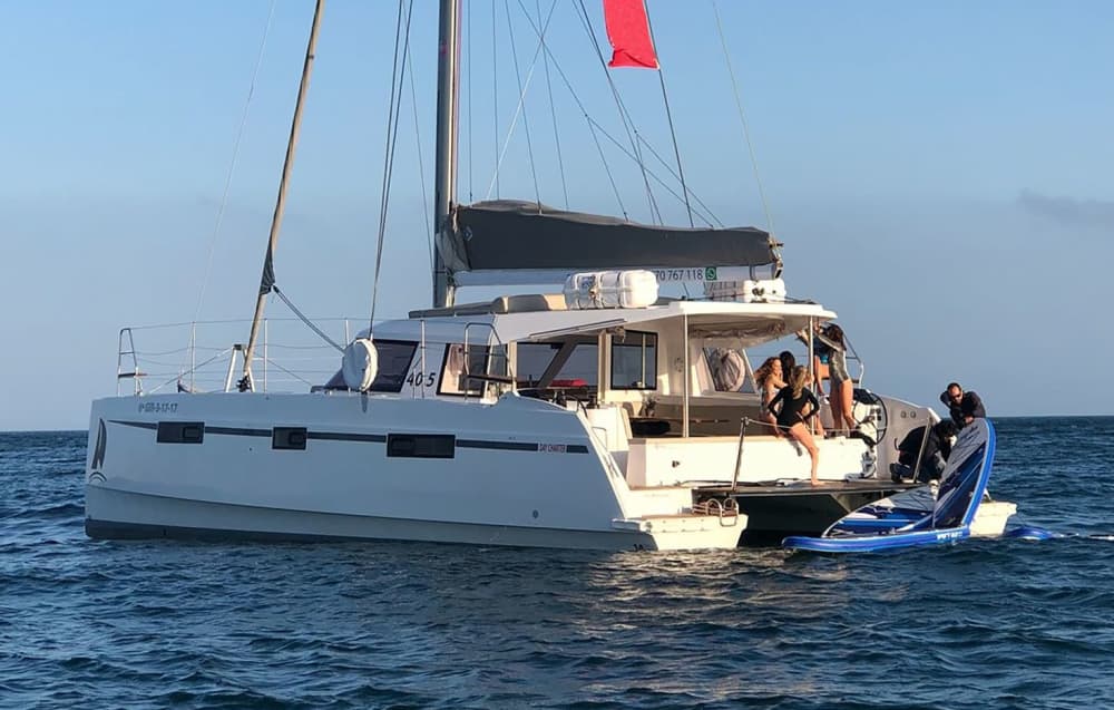 Passeio de catamarã moderno por Barcelona: 2 horas de relaxamento