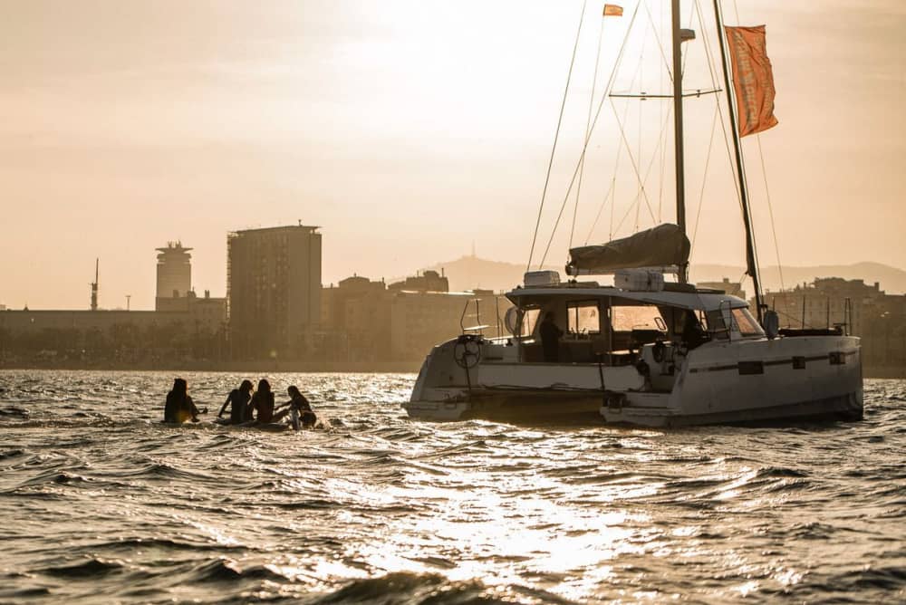 Passeio de catamarã moderno por Barcelona: 2 horas de relaxamento
