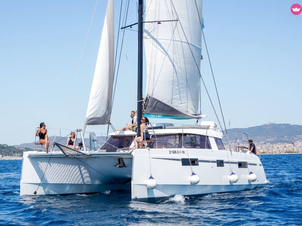 Passeio de catamarã moderno por Barcelona: 2 horas de relaxamento