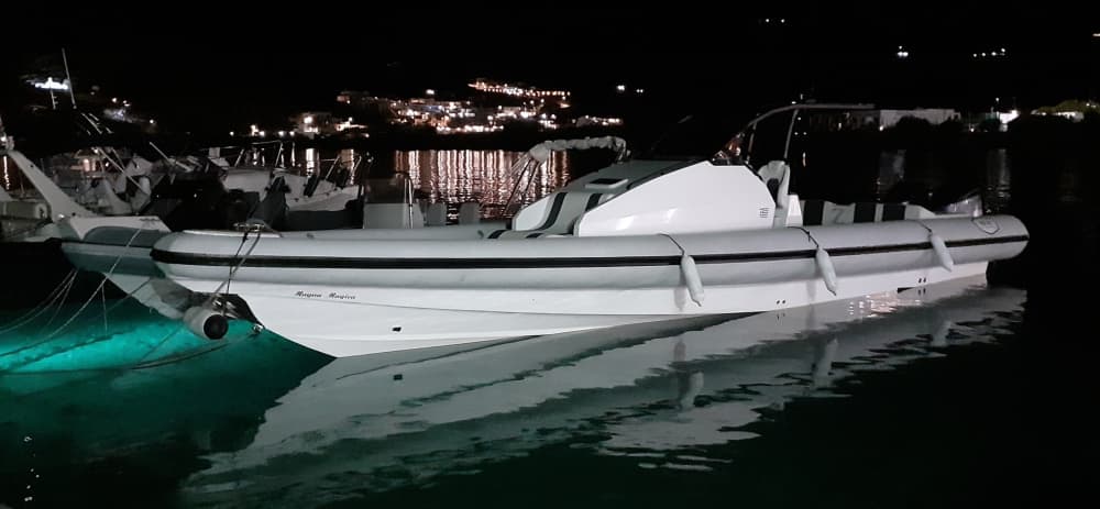 Navega amb els déus: un dia per descobrir Paros en una llanxa de motor