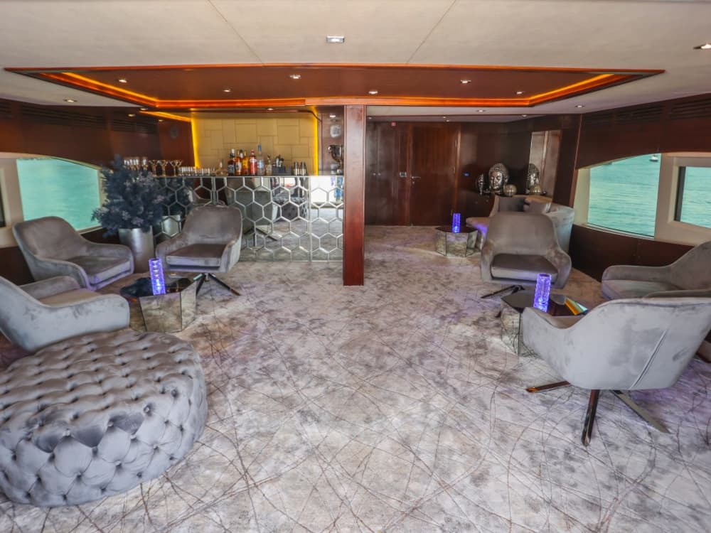 Profitez d'une journée complète sur un yacht à moteur à Dubaï