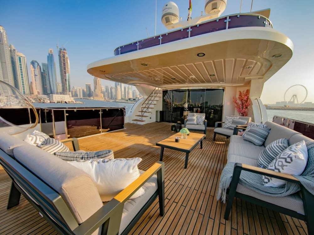 Profitez d'une journée complète sur un yacht à moteur à Dubaï