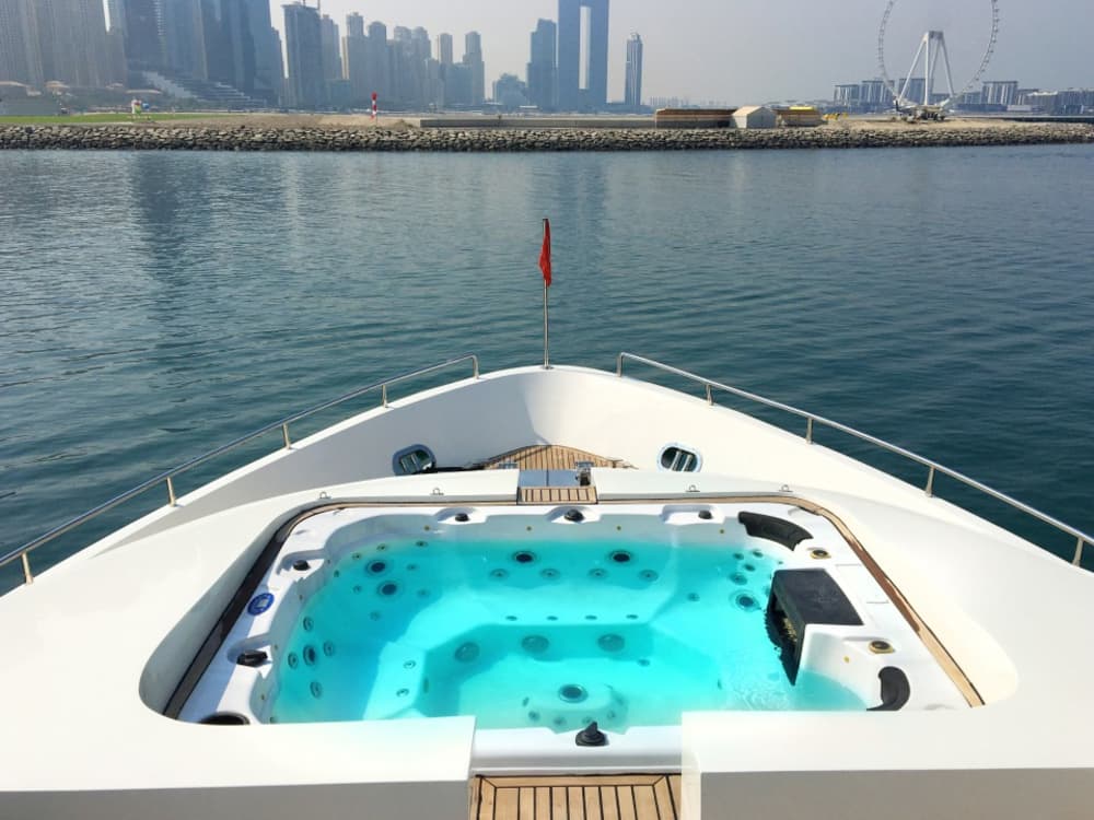 Profitez d'une journée complète sur un yacht à moteur à Dubaï