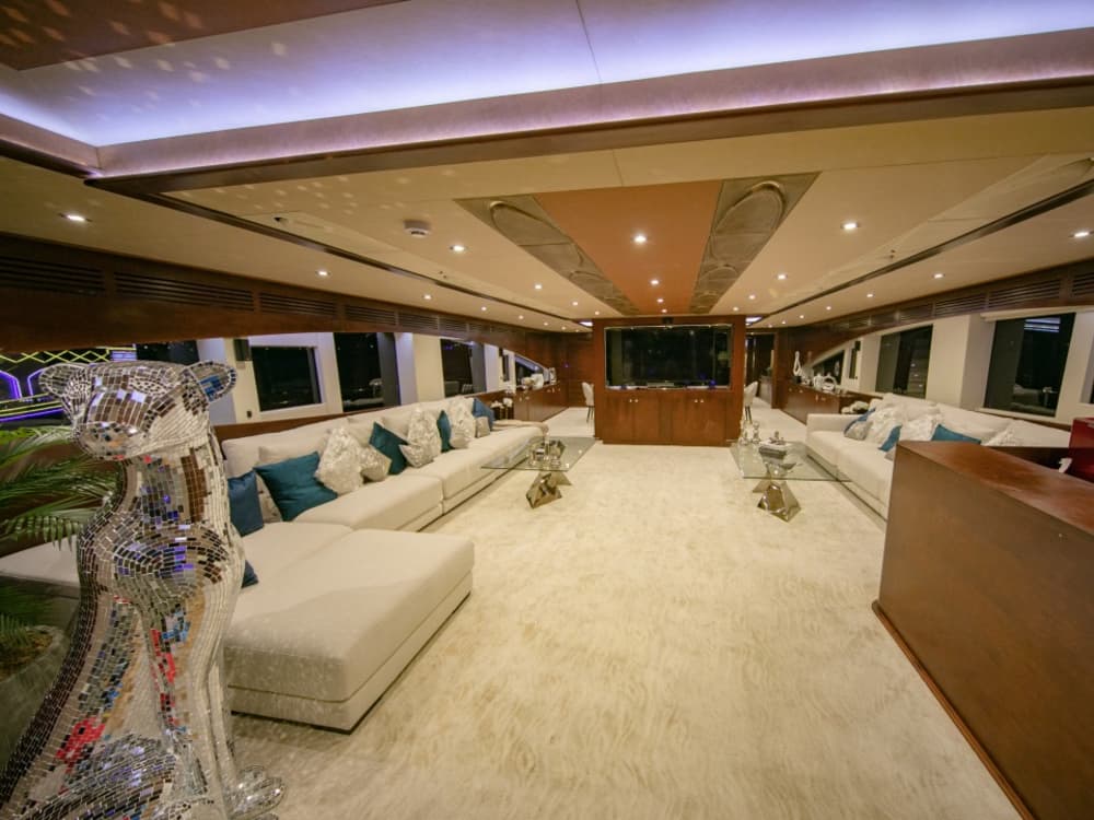 Profitez d'une journée complète sur un yacht à moteur à Dubaï
