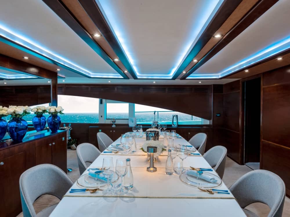 Užijte si celý den na motorové jachtě v Dubaji