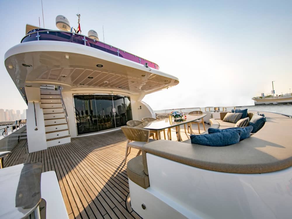 Profitez d'une journée complète sur un yacht à moteur à Dubaï