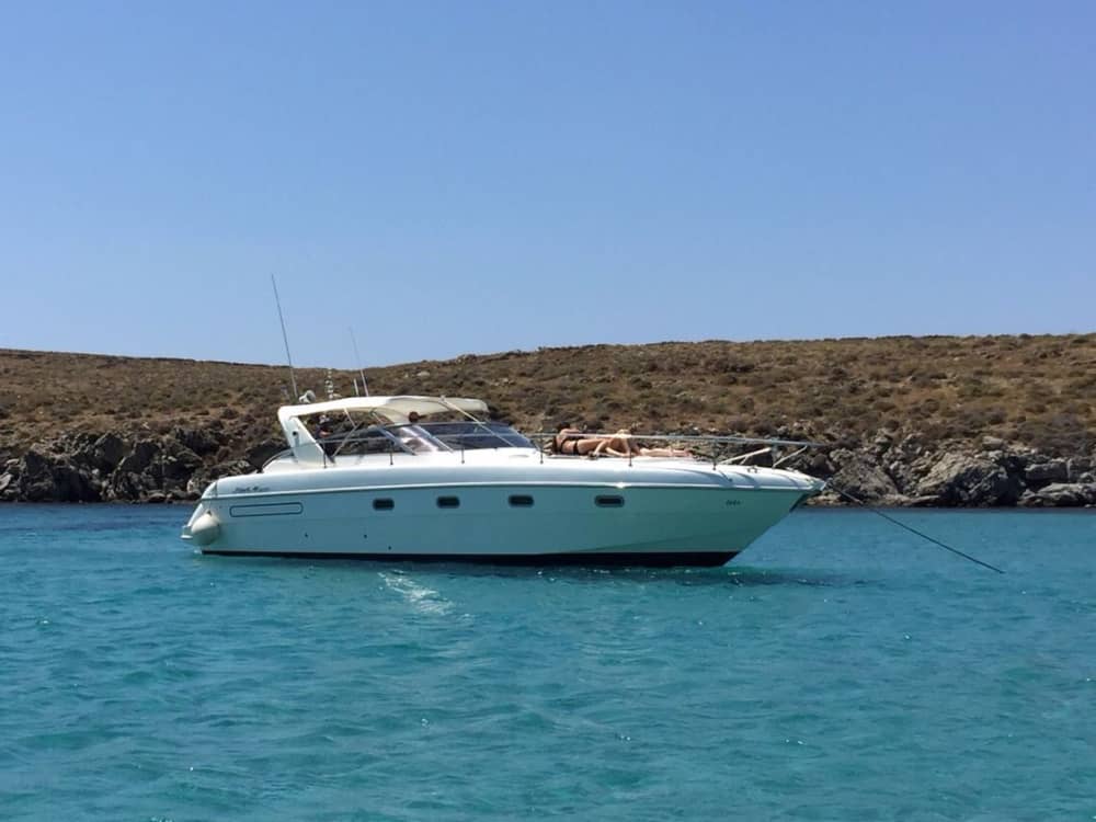 Upptäck Sifnos på en heldagstur med motorbåt