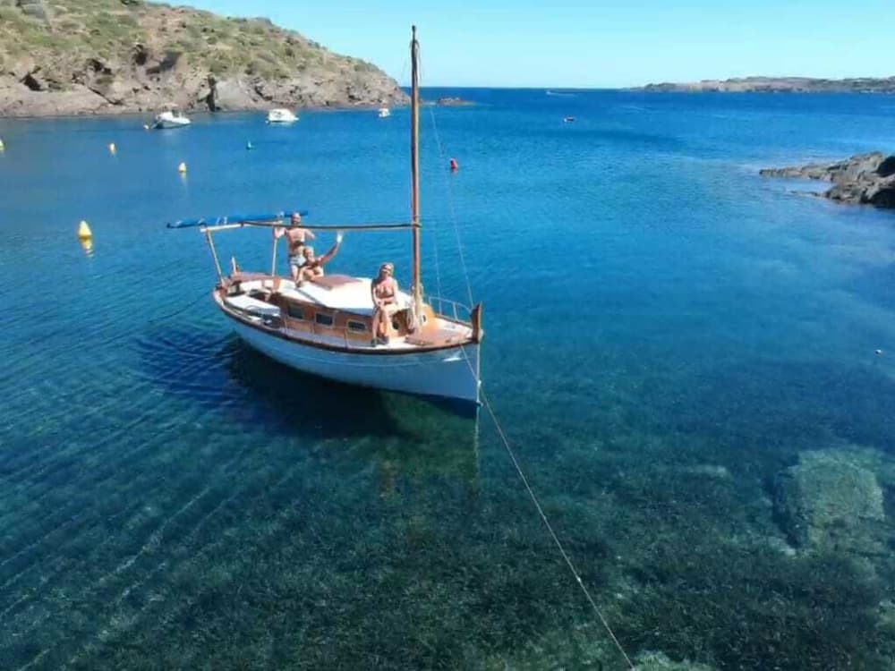 Huur een motorboot voor 4 uur plezier.