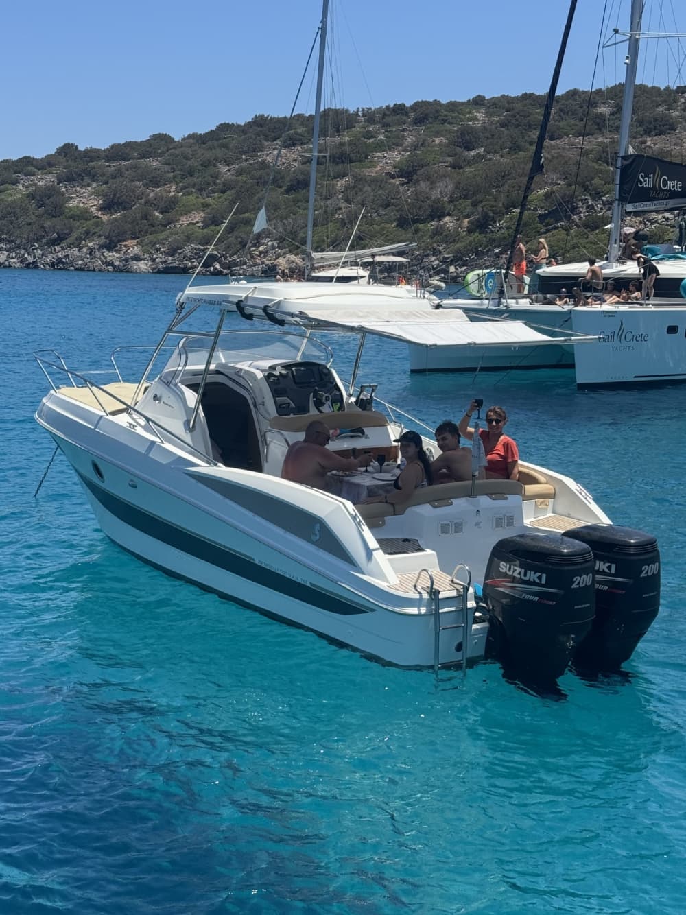 Louez un bateau à moteur pour 4 heures de plaisir