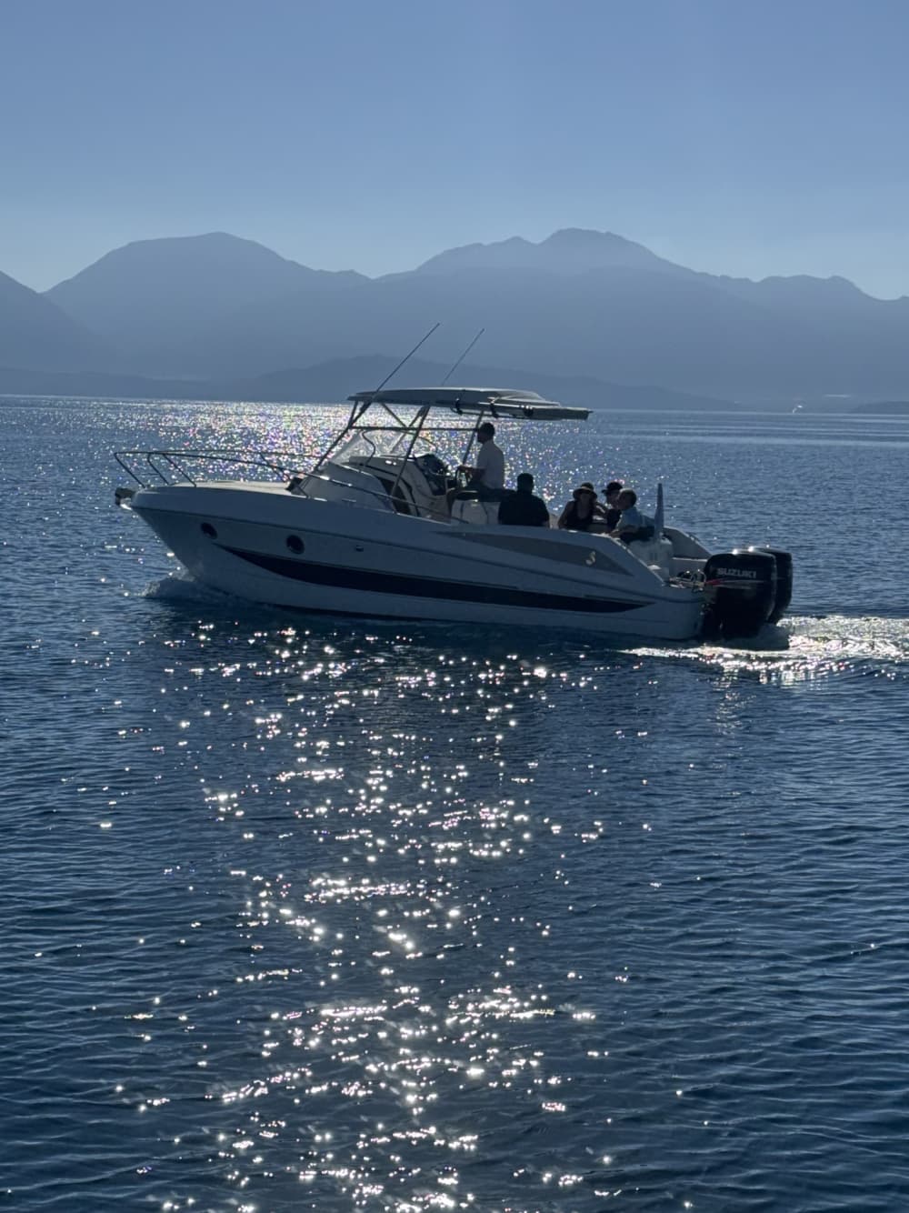 Louez un bateau à moteur pour 4 heures de plaisir