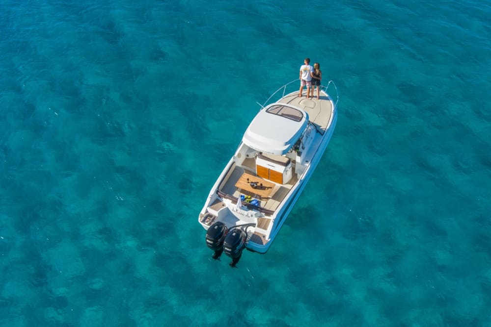 Louez un bateau à moteur pour 4 heures de plaisir