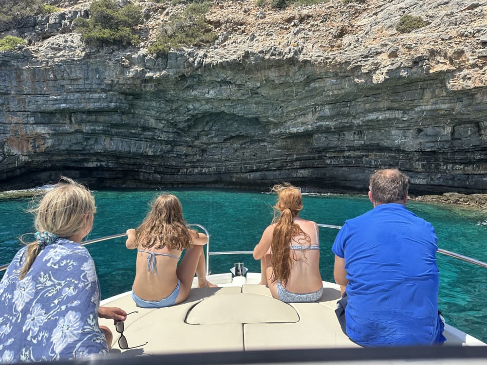 Louez un bateau à moteur pour 4 heures de plaisir