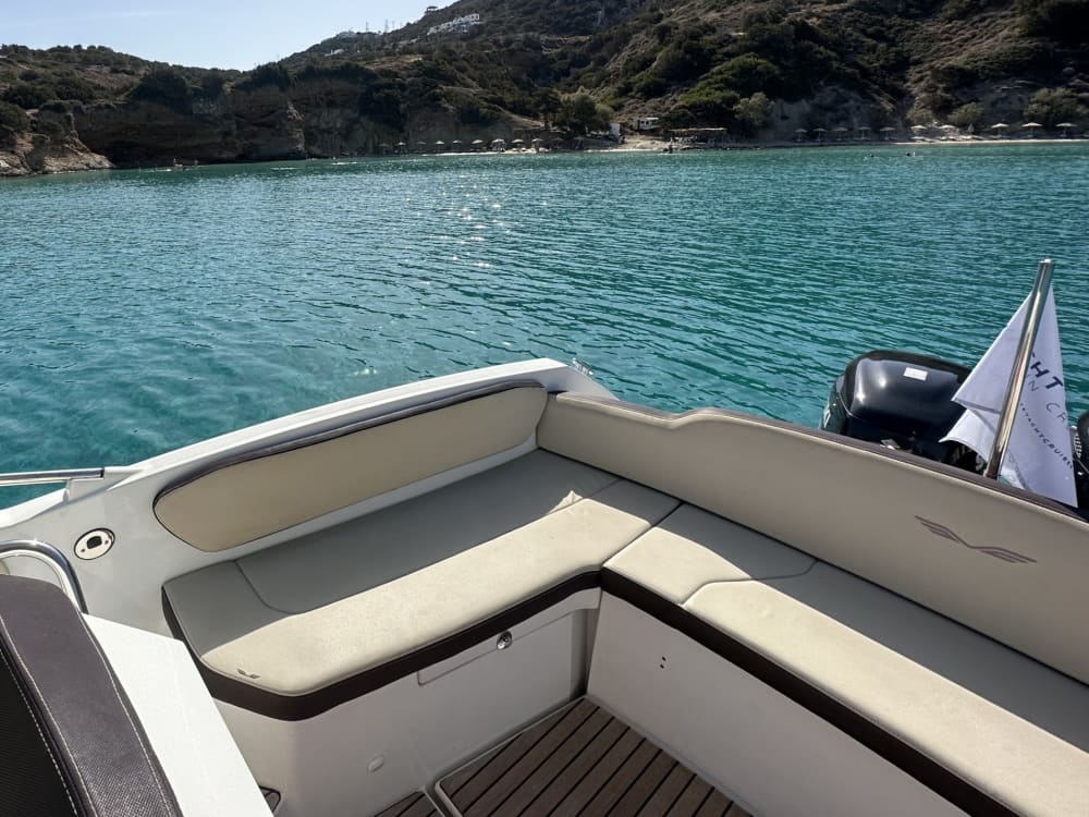 Louez un bateau à moteur pour 4 heures de plaisir