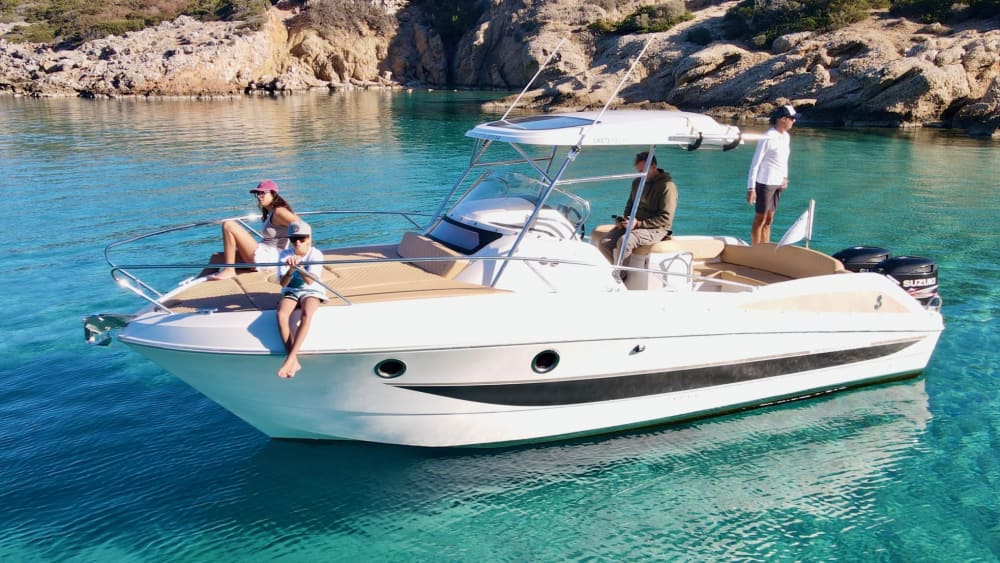 Louez un bateau à moteur pour 4 heures de plaisir