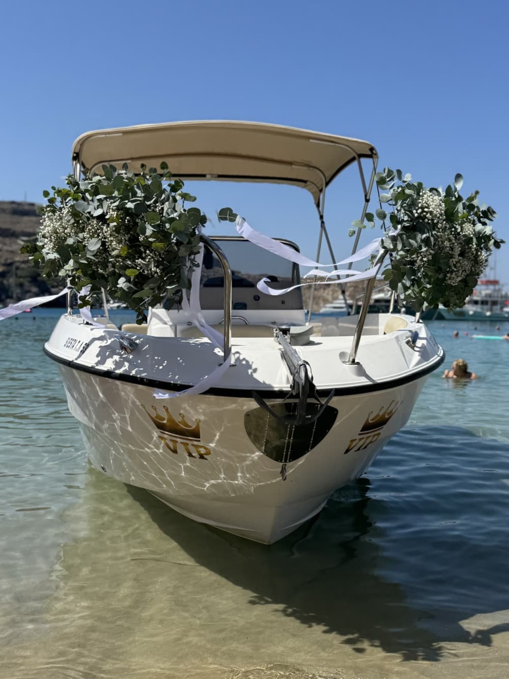 Tómate medio día para relajarte en una lancha motora en Lindos.