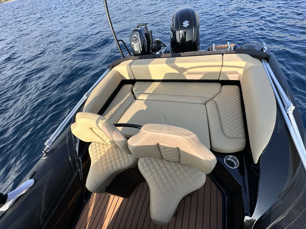 Privat bådtur rundt i Athen på en motorbåd