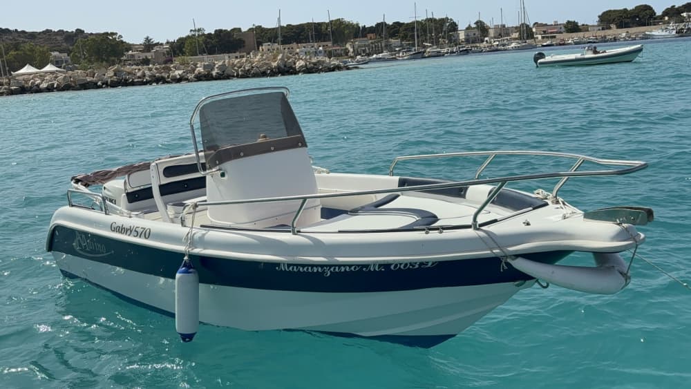 Excursion en bateau à moteur d'une demi-journée à San Vito Lo Capo