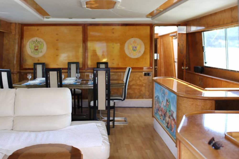 Эксклюзивное путешествие в Котор: целый день, полный превосходных впечатлений, на этой специально оборудованной туристической яхте.