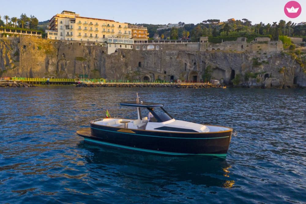 Escapade à Capri : excursion d'une journée en bateau privé au départ d'Amalfi