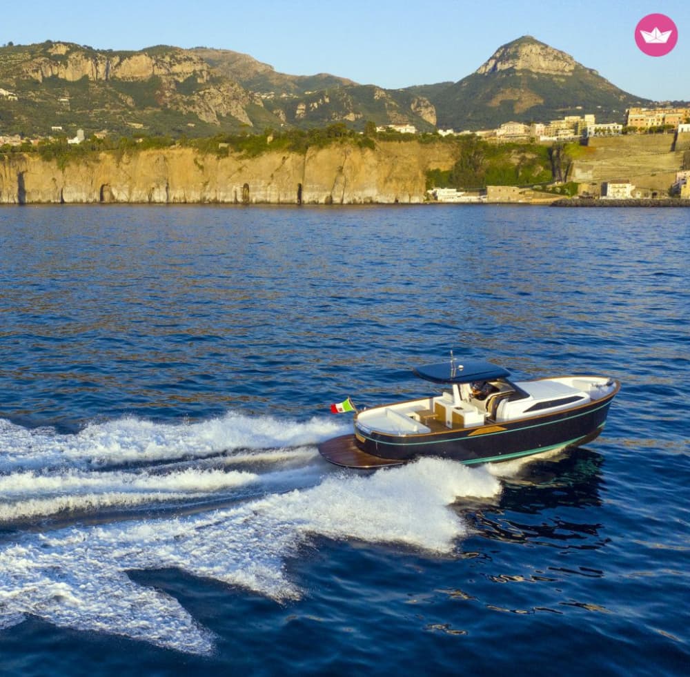 Escapade à Capri : excursion d'une journée en bateau privé au départ d'Amalfi