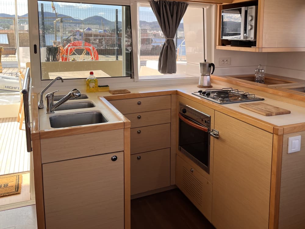 Bachelorette Party με Fun Captain σε ένα πολυτελές καταμαράν