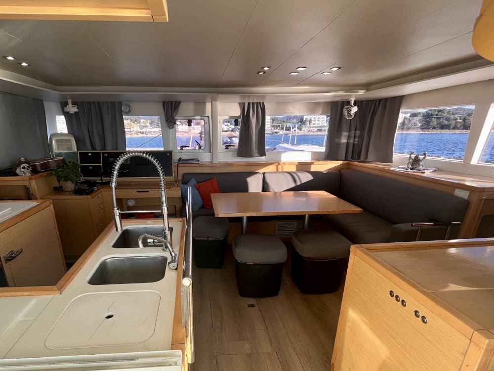 Bachelorette Party με Fun Captain σε ένα πολυτελές καταμαράν