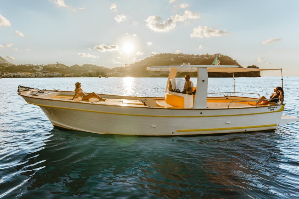 Scopri Ischia a bordo di un motoscafo per 7 ore