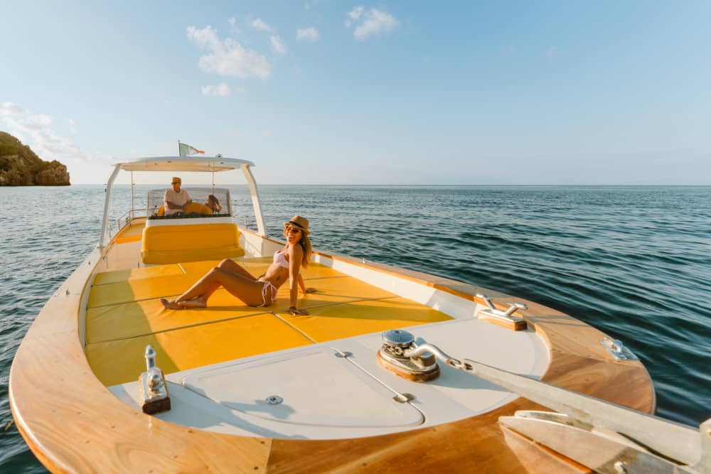 Scopri Ischia a bordo di un motoscafo per 7 ore