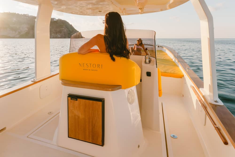 Scopri Ischia a bordo di un motoscafo per 7 ore