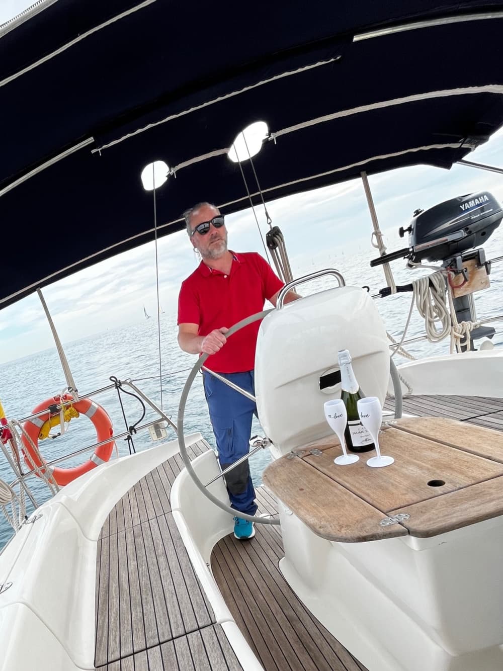 3.5h Sagrada Familia & Sailing – From Iconic Streets to Open Sea