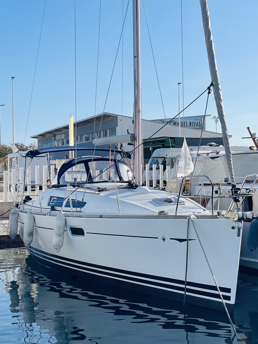 Zet koers naar plezier: een hele dag authentiek zeilen in Málaga op een zeilboot.