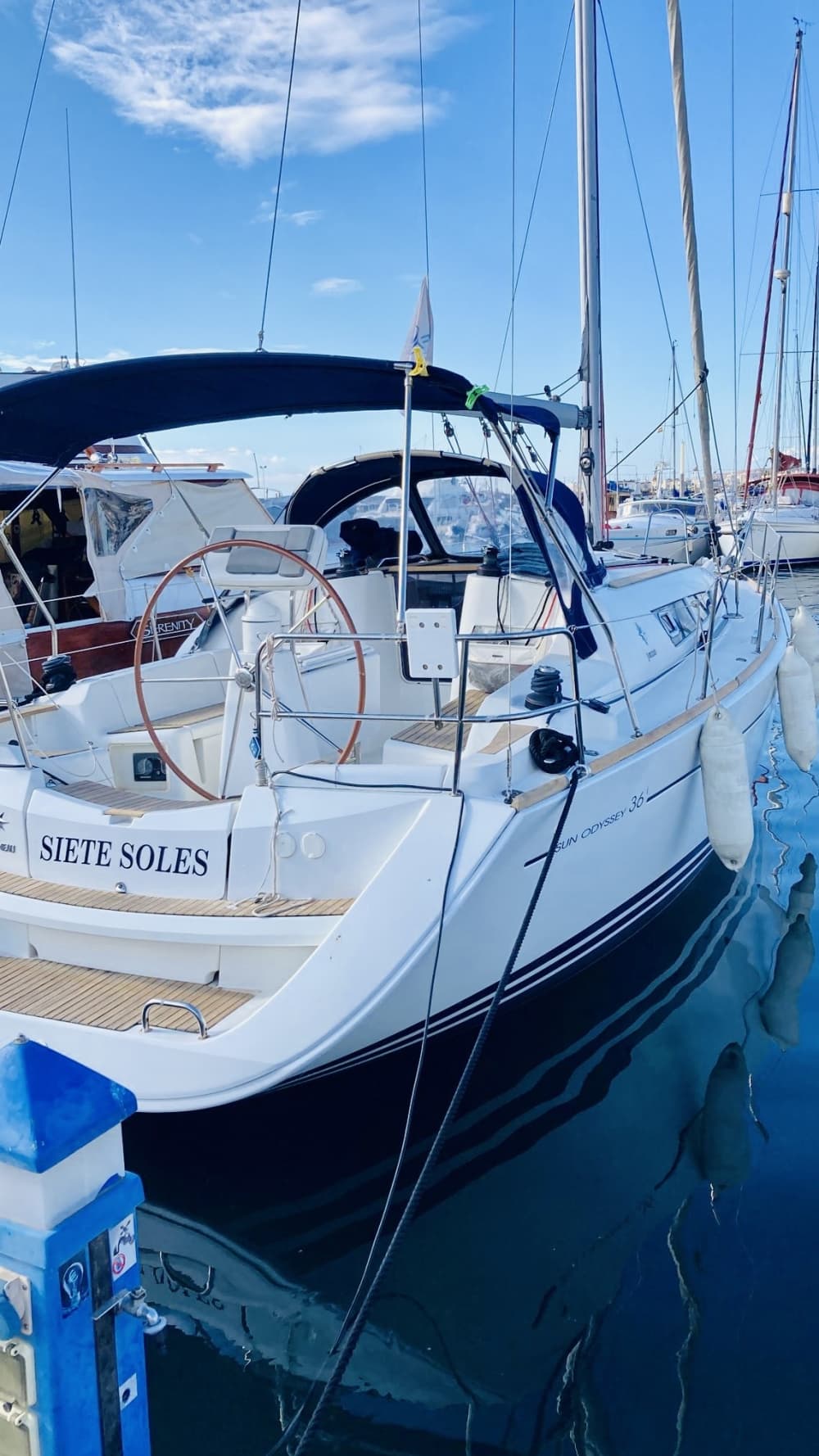 Zet koers naar plezier: een hele dag authentiek zeilen in Málaga op een zeilboot.