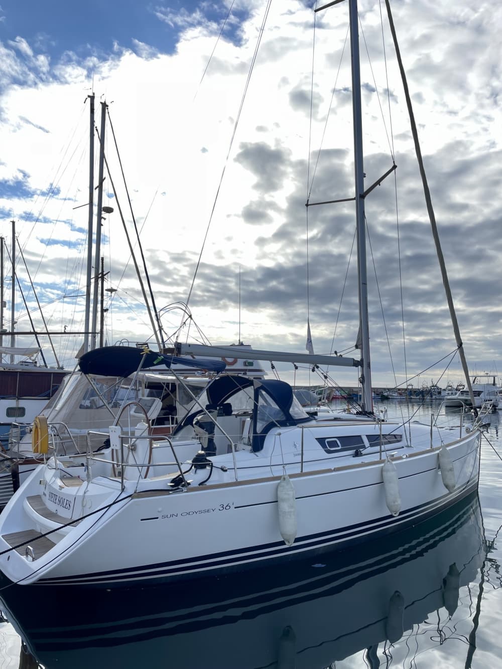 Zet koers naar plezier: een hele dag authentiek zeilen in Málaga op een zeilboot.