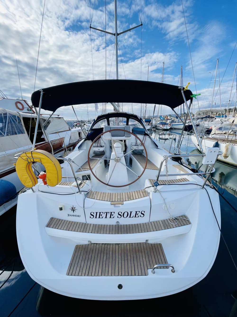 Zet koers naar plezier: een hele dag authentiek zeilen in Málaga op een zeilboot.