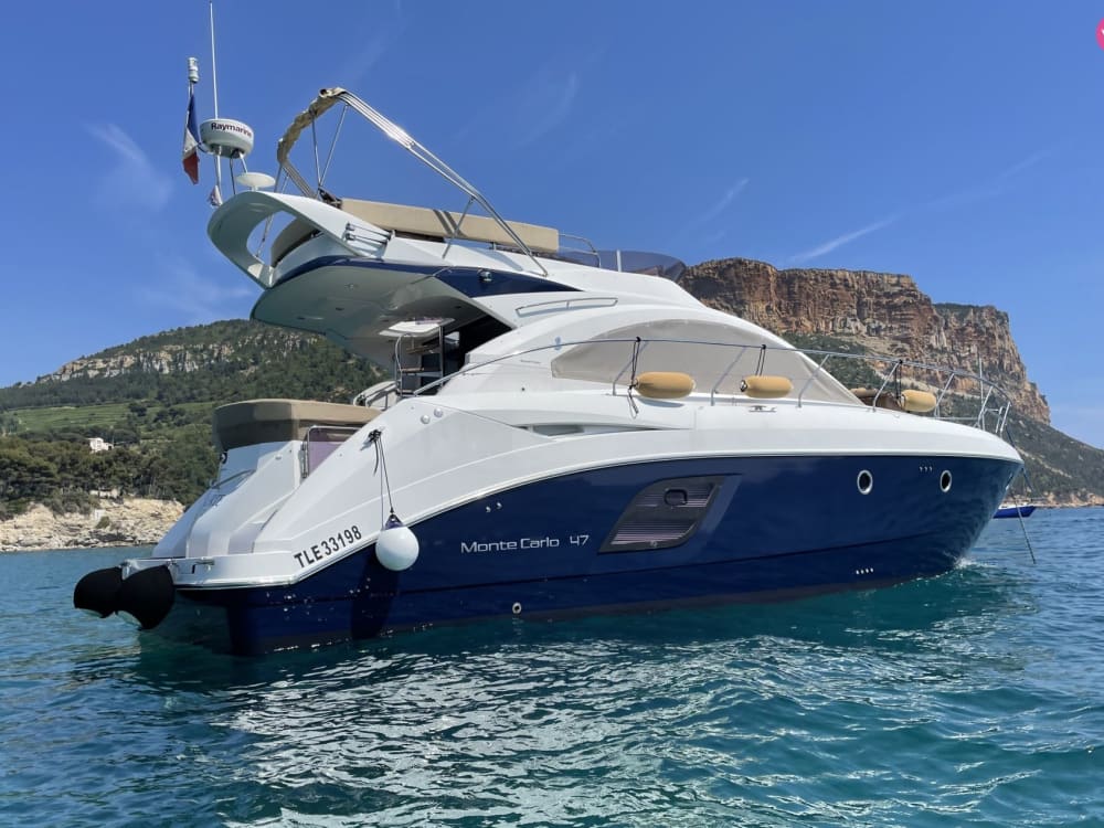 Scopri le acque cristalline del Mediterraneo a bordo di uno yacht