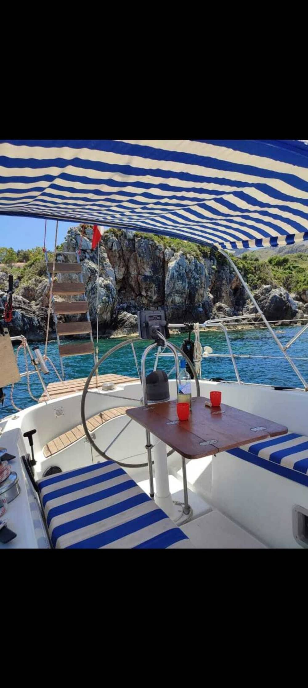 Trapani'de yelkenli bir tekneyle tam gün yelken keyfinin tadını çıkarın.