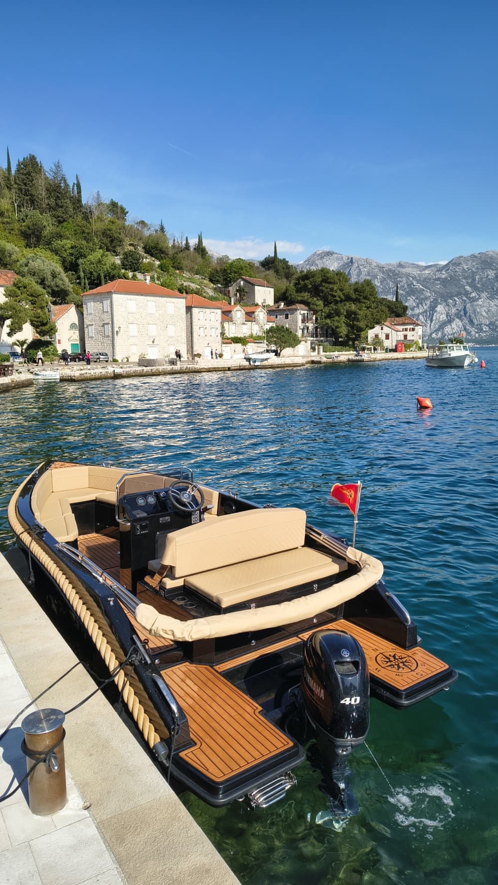 Tour privato di 2 ore: baia di Kotor, visita alla Lady of the Rocks, panorama di Kotor e Tivat, Porto Montenegro.