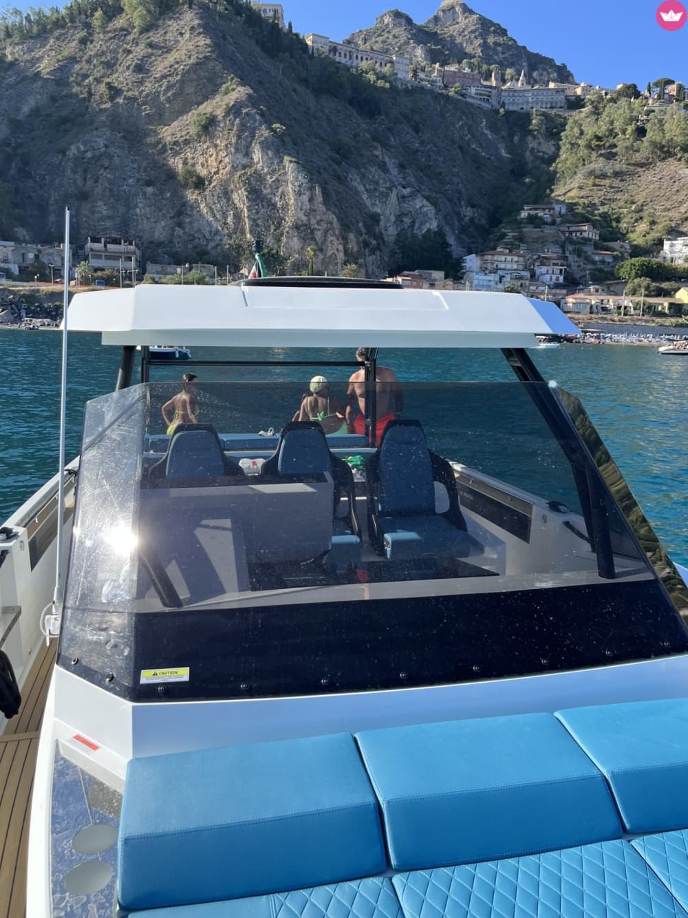 Taormina by Sea: Aventura exclusiva de lancha de dia inteiro