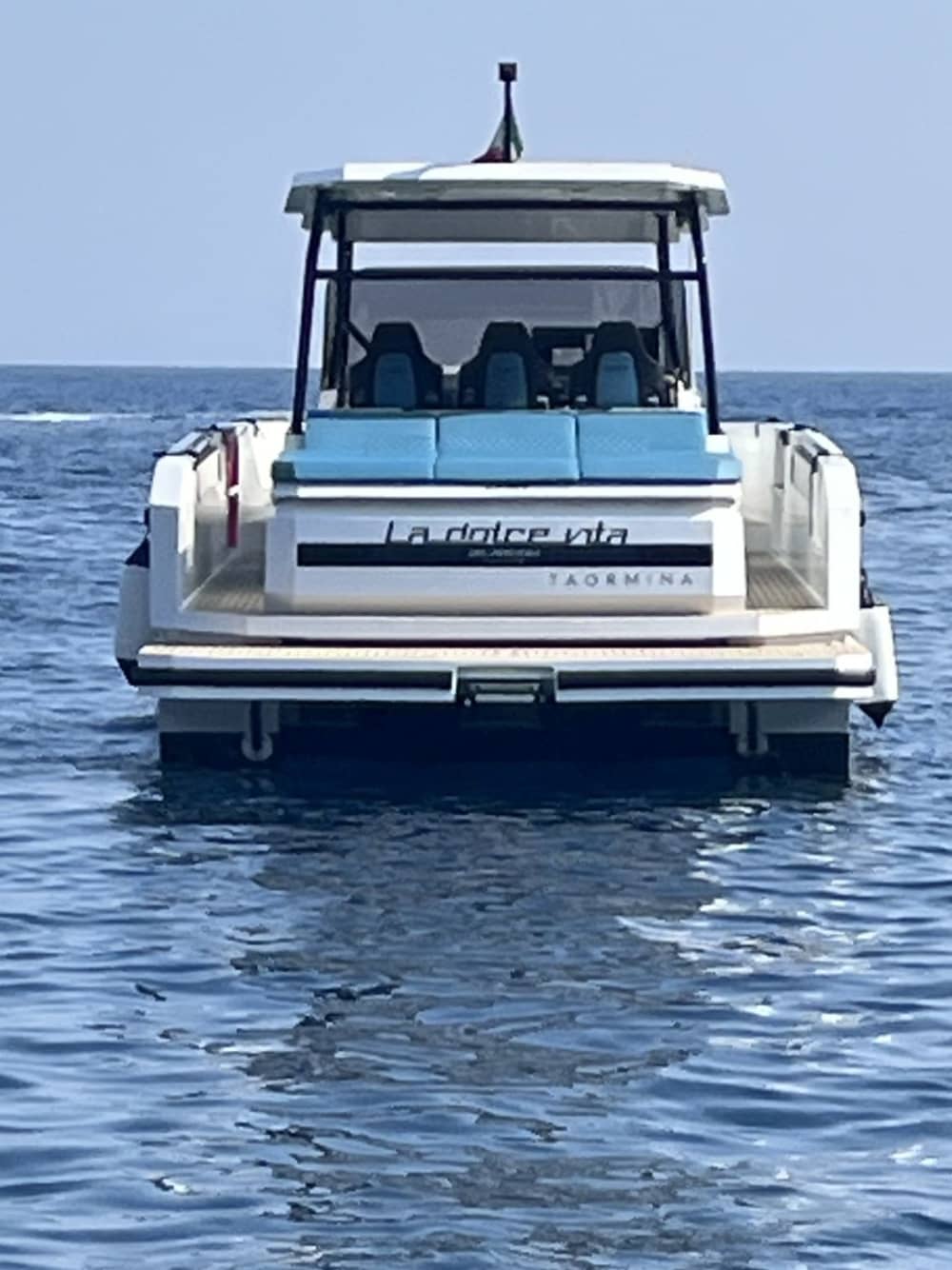 Taormina by Sea: Aventura exclusiva de lancha de dia inteiro