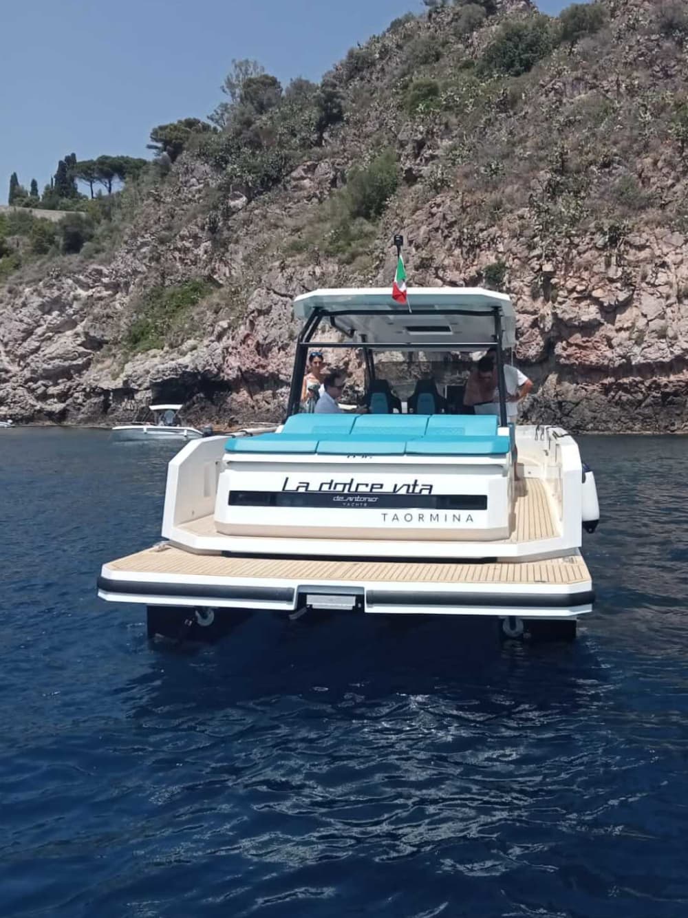 Taormina by Sea: Aventura exclusiva de lancha de dia inteiro