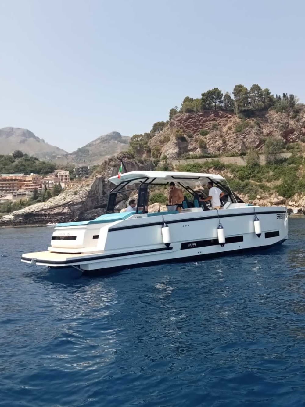 Taormina by Sea: Aventura exclusiva de lancha de dia inteiro