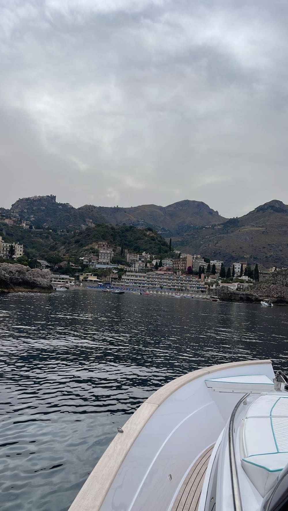 Taormina by Sea: Aventura exclusiva de lancha de dia inteiro