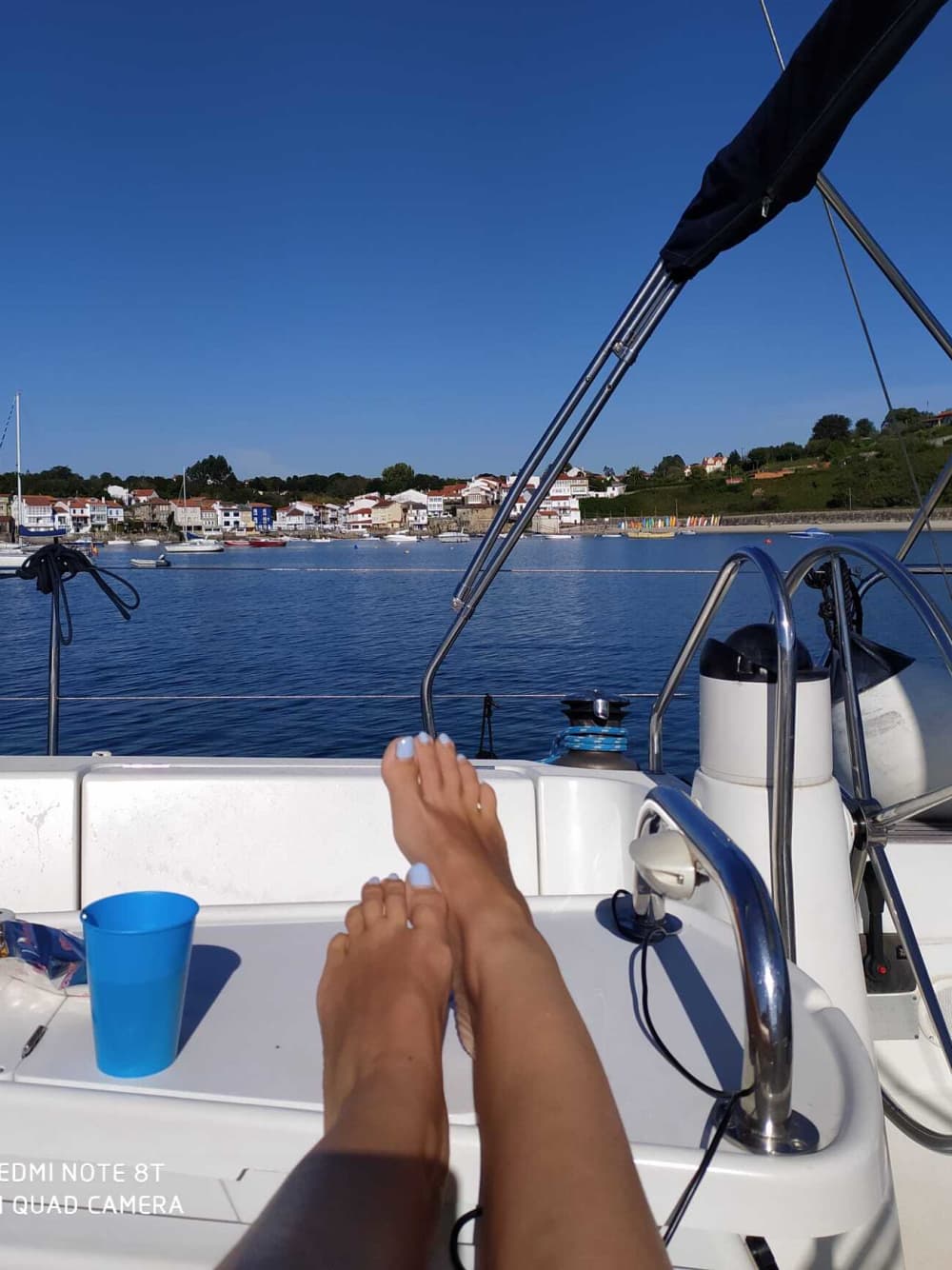 Zet koers naar plezier: een hele dag authentiek zeilen in Sada op een zeilboot.